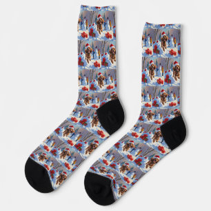 Cocker Spaniel läuft im Schnee mit Weihnachtsmütze Socken