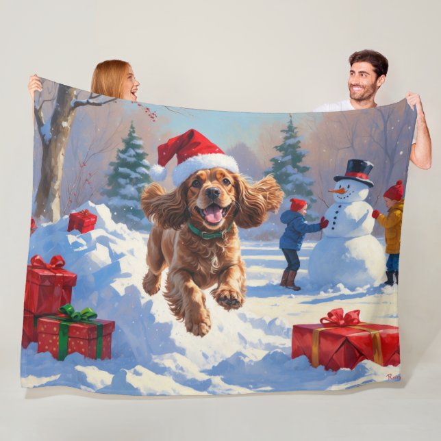 Cocker Spaniel läuft in Schnee mit Weihnachtshut Fleecedecke (Beispiel)