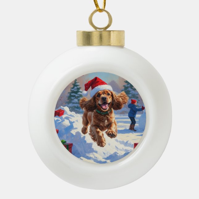 Cocker Spaniel läuft in Schnee mit Weihnachtshut Keramik Kugel-Ornament (Vorderseite)