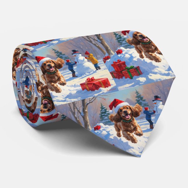 Cocker Spaniel läuft in Schnee mit Weihnachtshut Krawatte (Gerollt)