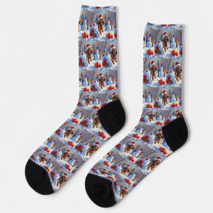 Cocker Spaniel läuft in Schnee mit Weihnachtshut Socken