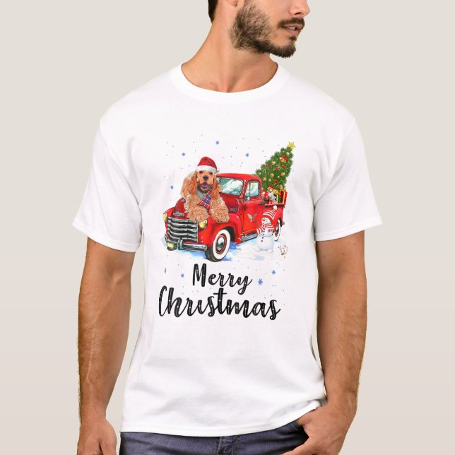 Cocker Spaniel Rides Red Truck Weihnachten Pajama T-Shirt (Vorderseite)