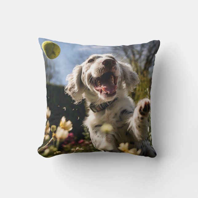 Cocker 🐕 Spaniel Welpe, der Tennisball fängt Kissen (Vorderseite)