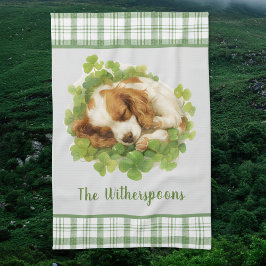 Cocker Spaniel Welpe schlafend in Shamrocks Karo Geschirrtuch