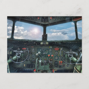 Cockpit eines alten Flugzeugs Postkarte