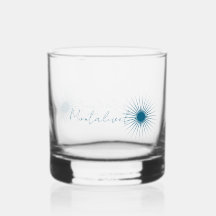 Cocktail- oder Whiskyglas einer Urlaubsstadt
