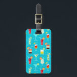 Cocktailmuster im Aquamarinen Hintergrund Gepäckanhänger<br><div class="desc">Nahtlose Muster Hintergrund mit Alkohol Cocktail Getränke von martini margarita tequila vodka Vektor Illustration © und ® Bigstock® - Alle Rechte vorbehalten.</div>