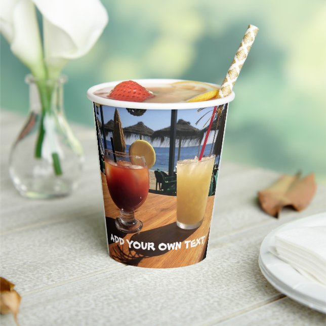 Cocktails am Meeresbenutzertext Pappbecher (In Situ)