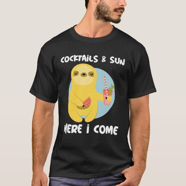 Cocktails and Sun Here I Come Sloth Summer Vacatio T-Shirt (Vorderseite)
