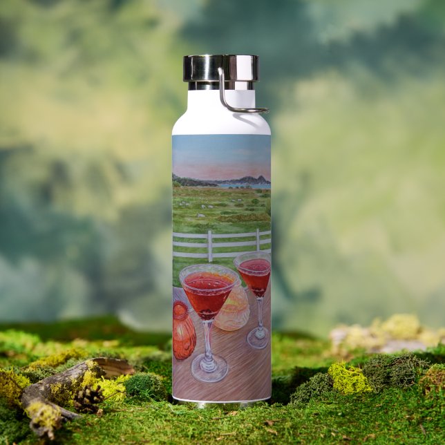 Cocktails im Mission Ranch  Trinkflasche (Außenbereich (gedreht))