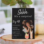 Cocktails schwarzes Foto Überraschung 4 Geburtstag Einladung<br><div class="desc">Sie ist eine Überraschung! Fun Überraschung 40. Geburtstag für sie mit 2 tropischen exotischen Cocktails Drinks und einem Aquarellpinselschlag,  um Ihr Foto hinzuzufügen,  in essbaren Weiß auf schwarz. Perfekte Überraschung Geburtstagsparty!</div>