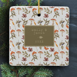 Codescore Pilz Botanische Bilder Weihnachten Keramikornament<br><div class="desc">Lassen Sie sich von unserem zauberhaften Cotgagecore Mushroom Botanical Picture Christmas Keramik Ornament verzaubern. Dieses Ornament besticht durch den zeitlosen Charme der klassischen botanischen Waldlandschaft und verbindet sie mit der rustikalen Anziehungskraft des Kerns. Es verfügt über eine wunderschön gestaltete Bogenfoto-Vorlage, die den idealen Platz bietet, um eine wertvolle Erinnerung zu...</div>
