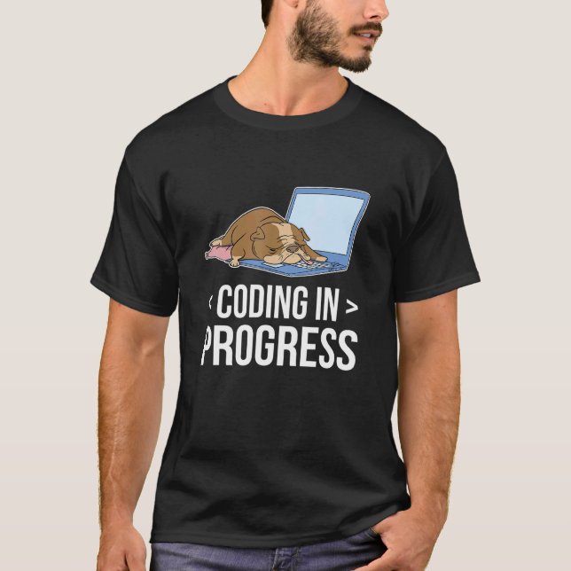 Codieren im laufenden Computer-Nerd des Programmie T-Shirt (Vorderseite)