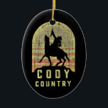 Cody Land Wyoming Keramik Ornament<br><div class="desc">Rückschrittentwurf,  der das Beste von Cody Land Wyoming kennzeichnet. Schwarzer,  orange,  roter,  gelber ausgeblendeter Cowboy und sein Pferd. Buffalo Bill Cody erinnert.</div>
