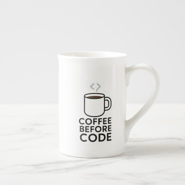 Coffee Before Code — Minimale Tasse mit Code-Dampf (Rechts)