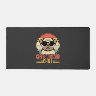 Coffee Dogs und Chill Retro Mops Schreibtischunterlage