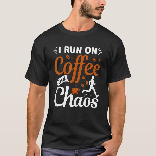 coffee drinker saying I live on coffee and chaos 2 T-Shirt (Vorderseite)