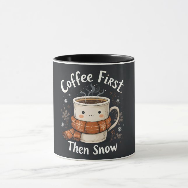 Coffee First, Then Snow – Cozy Winter Mug Tasse (Zentrum)