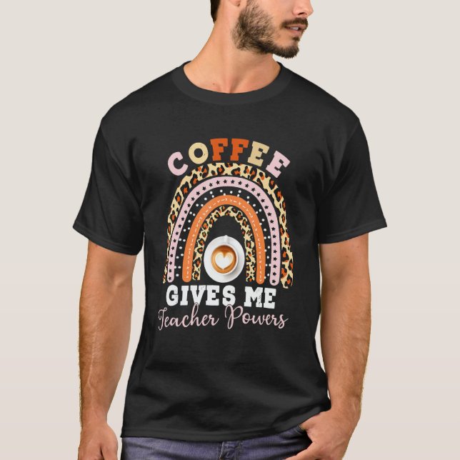 Coffee Gives Me Teacher Powers Leopard Rainbow Tea T-Shirt (Vorderseite)