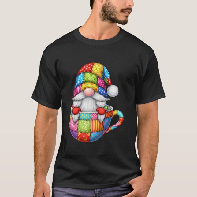 Coffee Gnome in Patchwork Coffee Mug Quilted Winte T-Shirt (Vorderseite)