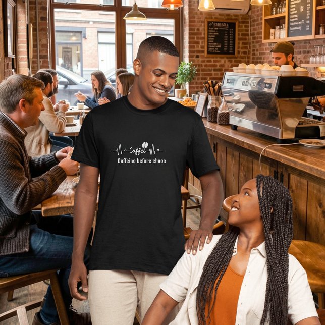 Coffee Work-Zitat Koffein vor Chaos T-Shirt (Von Creator hochgeladen)