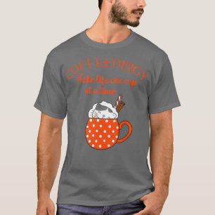 Coffeology nimmt das Leben eine Tasse nach der and T-Shirt