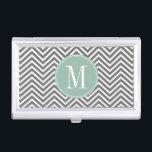Cohle und Minze Grüne Chevronen Custom Monogram Visitenkarten Etui<br><div class="desc">Fügen Sie Ihre Monogramme diesem trendigen und grafischen Muster mit beliebten Farben hinzu.</div>