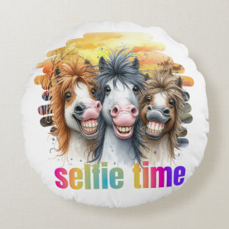 Cojines,horse meme – funny horses on a selfie rundes kissen