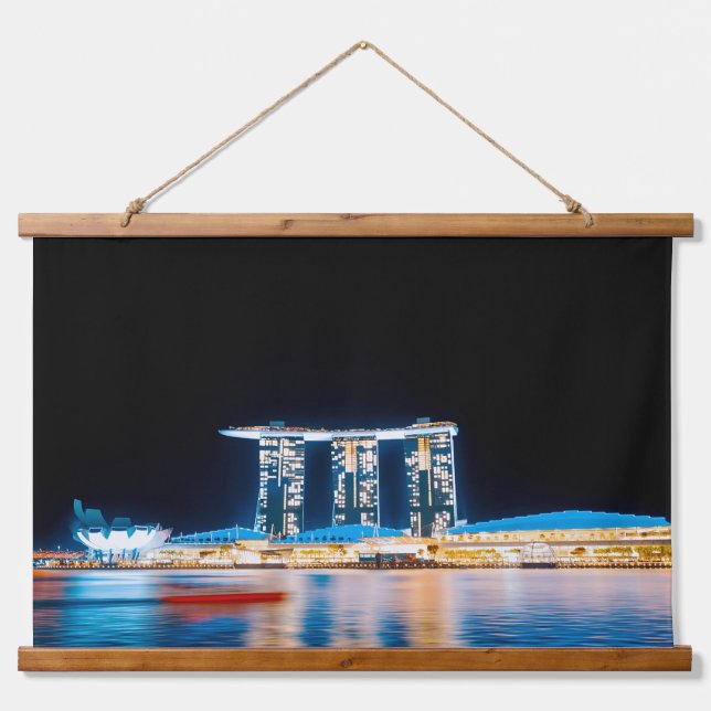Cold Bloom — Lichter von Singapur Wandteppich Mit Holzrahmen (Vorne)