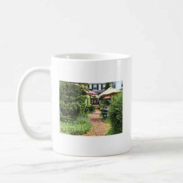 Cold Spring NY - Essen im Freien auf dem Innenhof Kaffeetasse (Links)