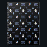 Cold Weather Running Christmas Snowman Notizblock<br><div class="desc">Das Laufen ist Snow Much Fun - kaltes Wetter, Winterlaufsschneemann mit Schneeflocken und Weihnachtsbaum, um Langlaufloipen, Indoor-Track und Feld- oder Marathonläufer anzuheizen. > Lassen Sie uns Läufer motivieren, von den idealen Winterrenntemperaturen zu profitieren und unsere Meilen in Anspruch zu nehmen! > Personalisieren Sie es! Hinzufügen von individuelle Name, Foto oder...</div>