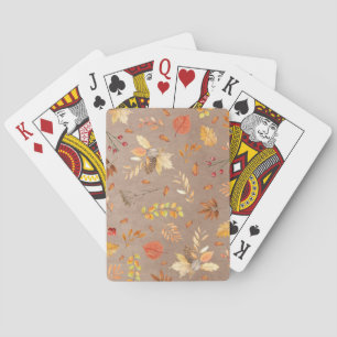 Collage aus Herbstblättern auf Braun Spielkarten