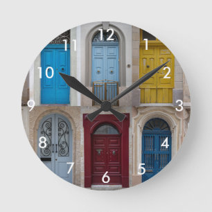 Collage of bunt front doors runde wanduhr