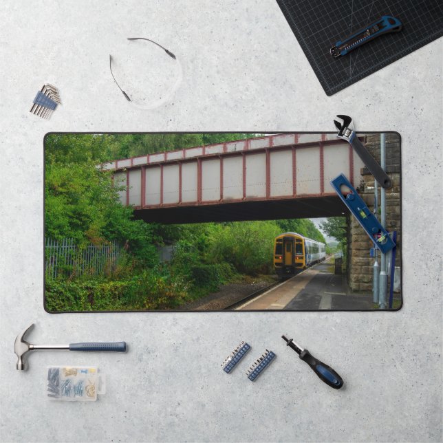 Colne Bound Train Leaving Burnley Barracks Railway Schreibtischunterlage (Arbeitsplatz)