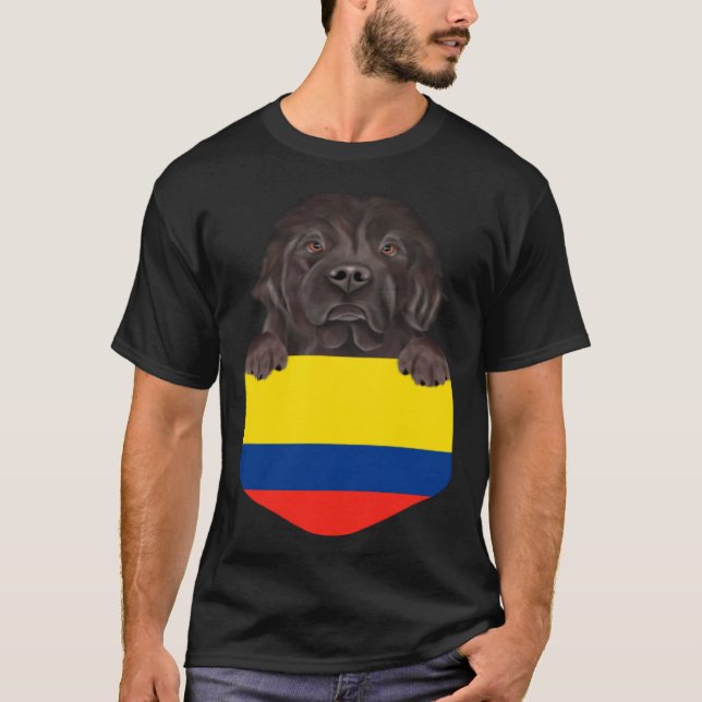 Colombia Flag Newfoundland Dog In Pocket T-Shirt (Vorderseite)