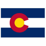 Colorado: Die hundertjährige US-Staatsflagge Freistehende Fotoskulptur<br><div class="desc">Im Jahr 1911 suchte der Staat von Colorado, einem Land von atemberaubender Schönheit und grenzenlosen Möglichkeiten, eine Fahne, um seine einzigartige Identität zu symbolisieren. Ein Komitee wurde gegründet, um eine Flagge zu entwerfen, die das Wesen des Jahrhundertkrieges erfassen würde. - Nach viel Bedacht wurde ein Design gewählt, das die natürlichen...</div>