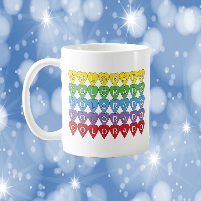 Colorado Farbenfrohe Herzmuster Kaffeetasse (A mug with the word Colorado in yellow, green, blue, purple and red hearts)