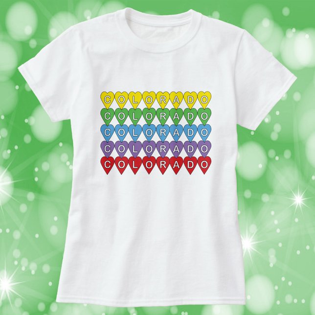 Colorado US Staat Hearts Rainbow T-Shirt (A tshirt with the word Colorado in yellow, green, blue, purple and red hearts.)