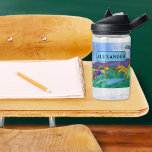 Colorful Dinosaurier geben Name School Trinkflasche<br><div class="desc">Farbenfrohe Dinosaurierflasche für die Schule oder den Kindergarten. Einfach zu bedienende Vorlage, um einen Kindernamen zu dieser schönen, farbenfrohen Wasserfarbe Dinosaurier Wasserflasche hinzuzufügen. Alle Dinosaurier aus der prähistorischen Jurassischen Ära sind hier mit T-rex oder Tyrannosaurus, Spinosaurus, Stegosaurus, Brontosaurus und Pterodactyl in lebhaften Farben und bereit, die Liebhaber des Dino zu...</div>