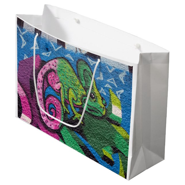 Colorful Graffiti Chameleon Große Geschenktüte (Vorderseite Schrägansicht)