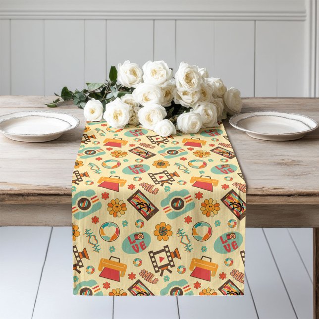 Colorful Retro Runner Groovy Pastel Dining Joy Großer Tischläufer (Colorful Retro Runner Groovy Pastel Dining Joy)