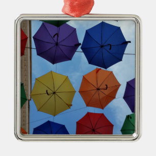 Colorful umbrellas ornament aus metall