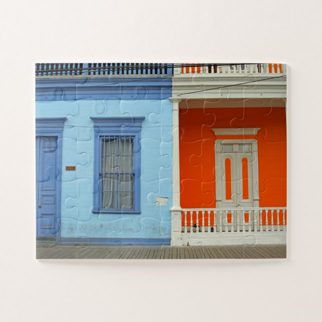 Colourful Iquique street 30-pc Puzzle (Horizontal)