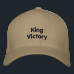 Comfort KING Victory Text Royal Stylish-Hat Khaki Bestickte Baseballkappe<br><div class="desc">King Victory Printed on a Khaki Basic Flexfit Wool Cap brings a bold mix of royalty and everyday style that stands out effortlessly. The premium wool blend offers a comfortable, long-lasting fit that keeps the cap looking sharp wear after wear. This hat is perfect for anyone who wants to show...</div>