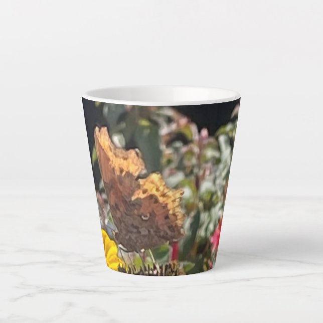 Comma Butterfly auf einer Rudbeckia Blume Latte Ta Milchtasse (Vorderseite)