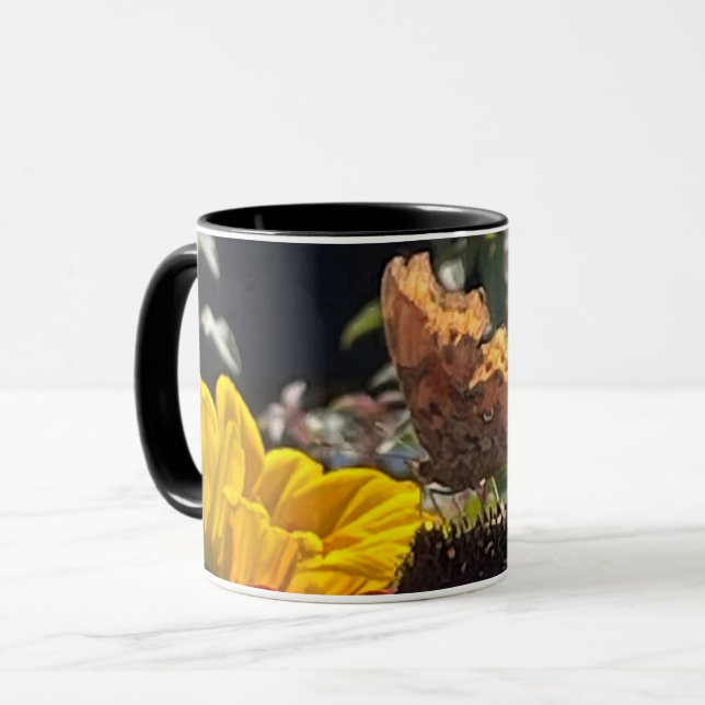 Comma Butterfly auf einer Rudbeckia-Blume Tasse (Vorderseite Links)