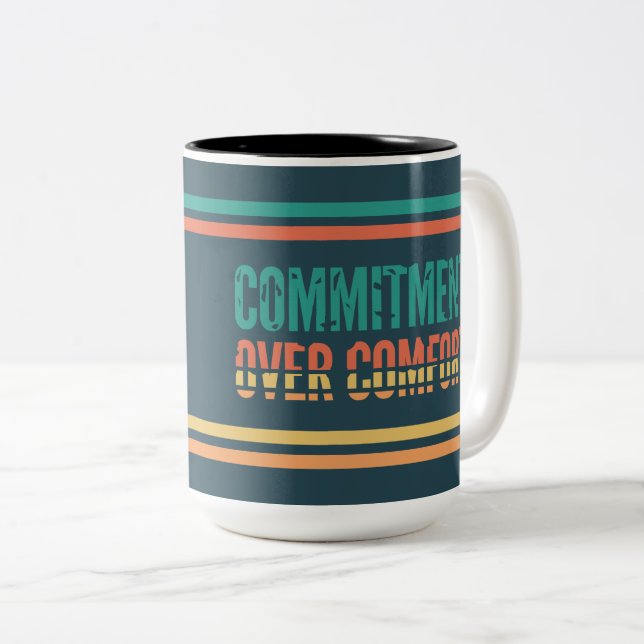 Commitment Over Comfort Retro Motivation Mug Zweifarbige Tasse (VorderseiteRechts)