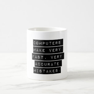 Computer machen sehr schnelle, präzise Fehler Kaffeetasse