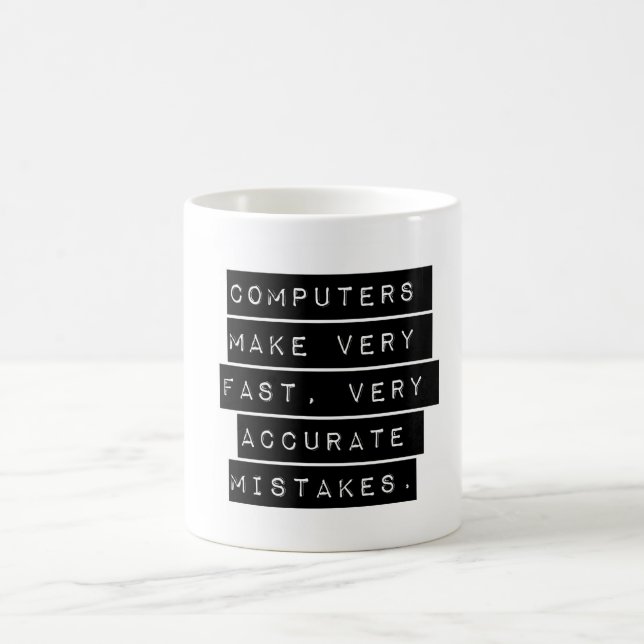 Computer machen sehr schnelle, präzise Fehler Kaffeetasse (Mittel)