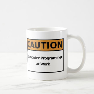 Computerprogrammierer bei der Arbeit Tasse